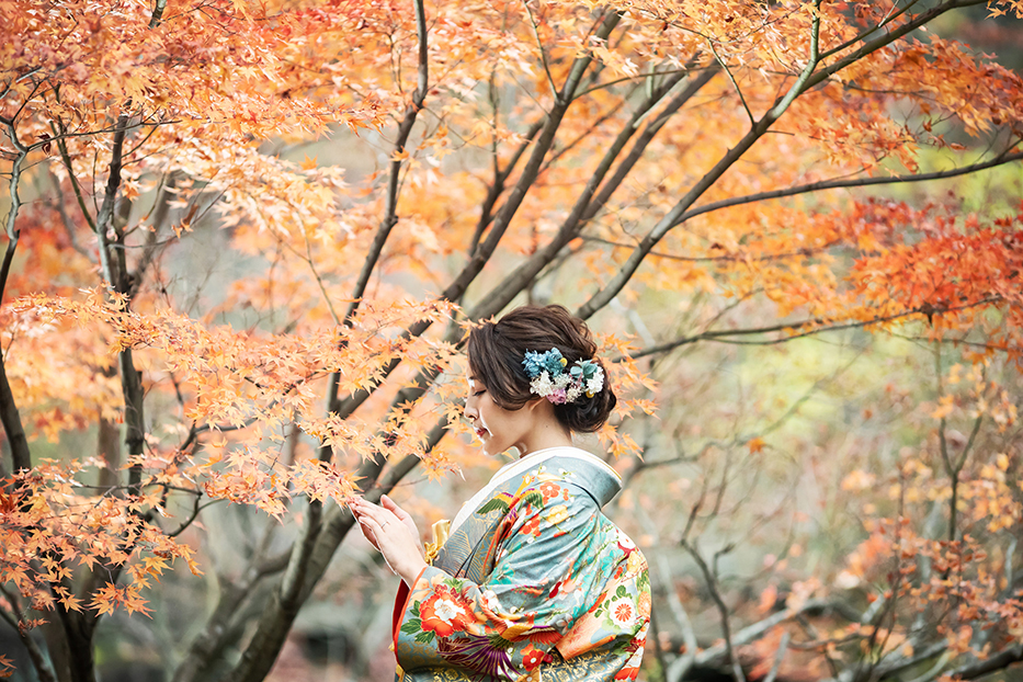 紅葉シーズンの名古屋・モリコロパークでの紅葉・和装前撮り撮影。色打掛での紅葉撮影