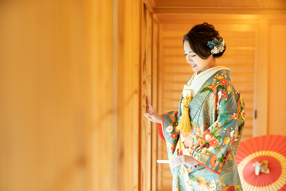 紅葉シーズンの名古屋・モリコロパークでの紅葉・和装前撮り撮影。和室で色打掛で撮影