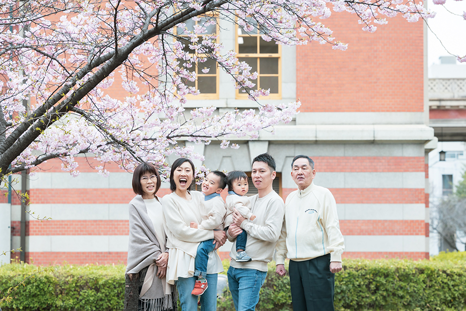 名古屋市の市政資料館で誕生日記念撮影。満開の桜の下で記念撮影