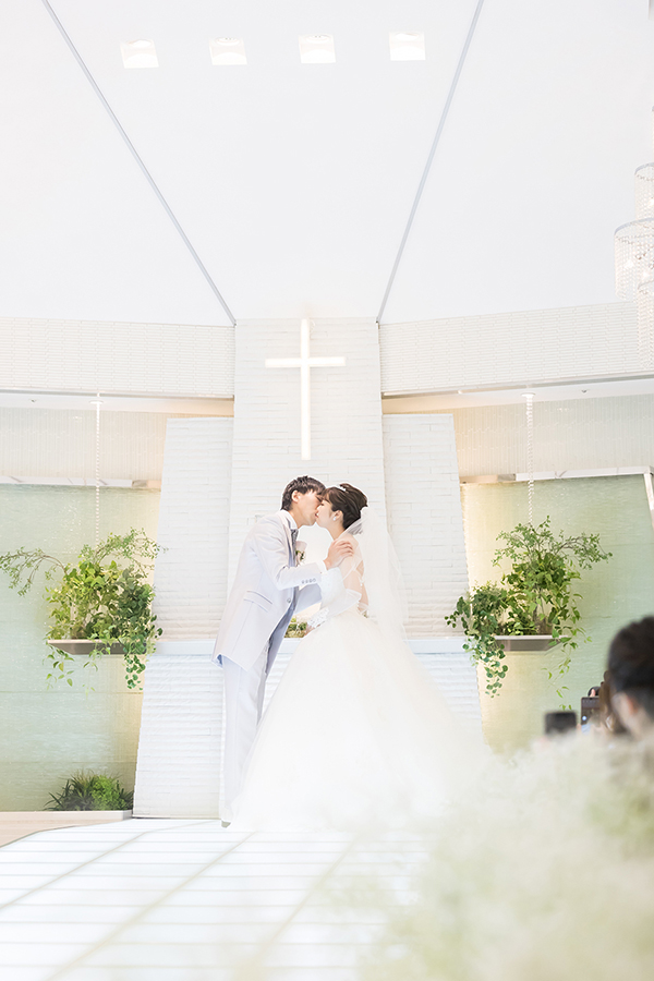 アルカンシエルluxemariage名古屋でゲストとして結婚式の撮影。キスシーン