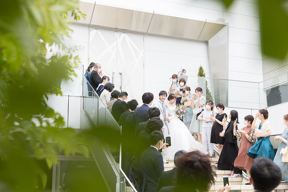 アルカンシエルluxemariage名古屋でゲストとして結婚式の撮影。大階段でのフラワーシャワー