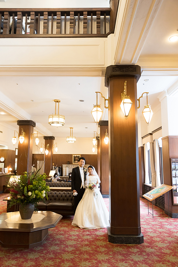 蒲郡クラシックホテルでの結婚式持ち込み撮影。重厚な雰囲気の中でのお二人撮影